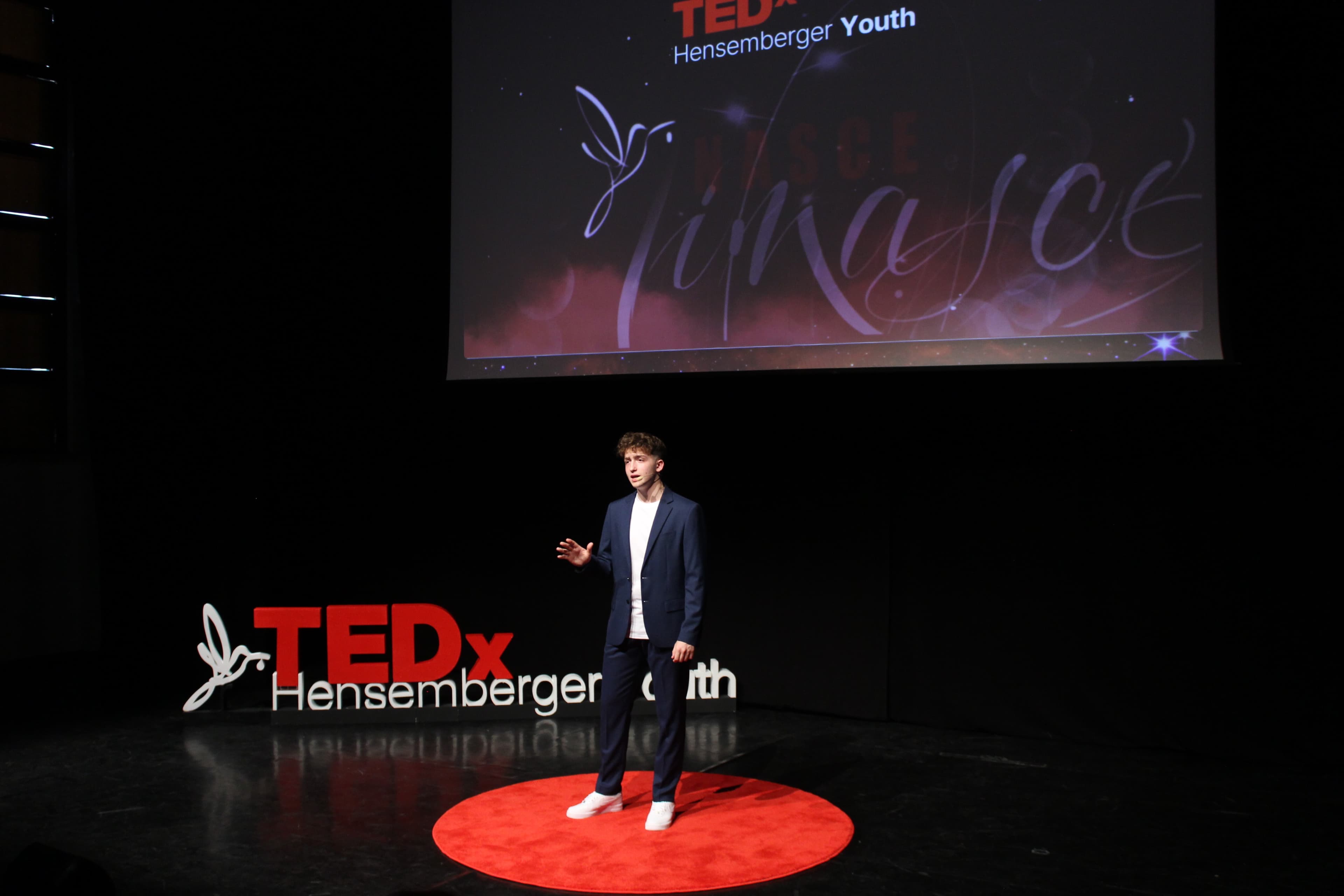 Filippo Oteri sul palco del TEDx Hensemberger Youth