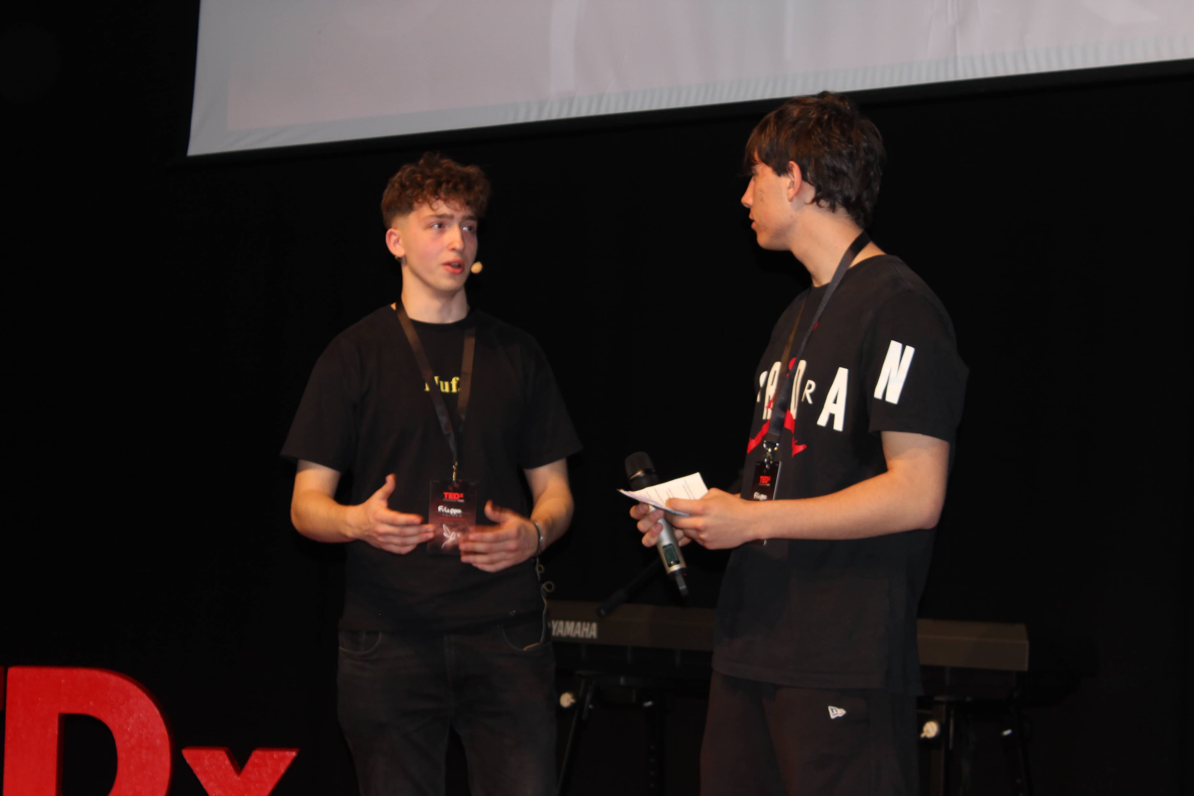 Filippo Oteri e il co-conduttore durante l'evento TEDx