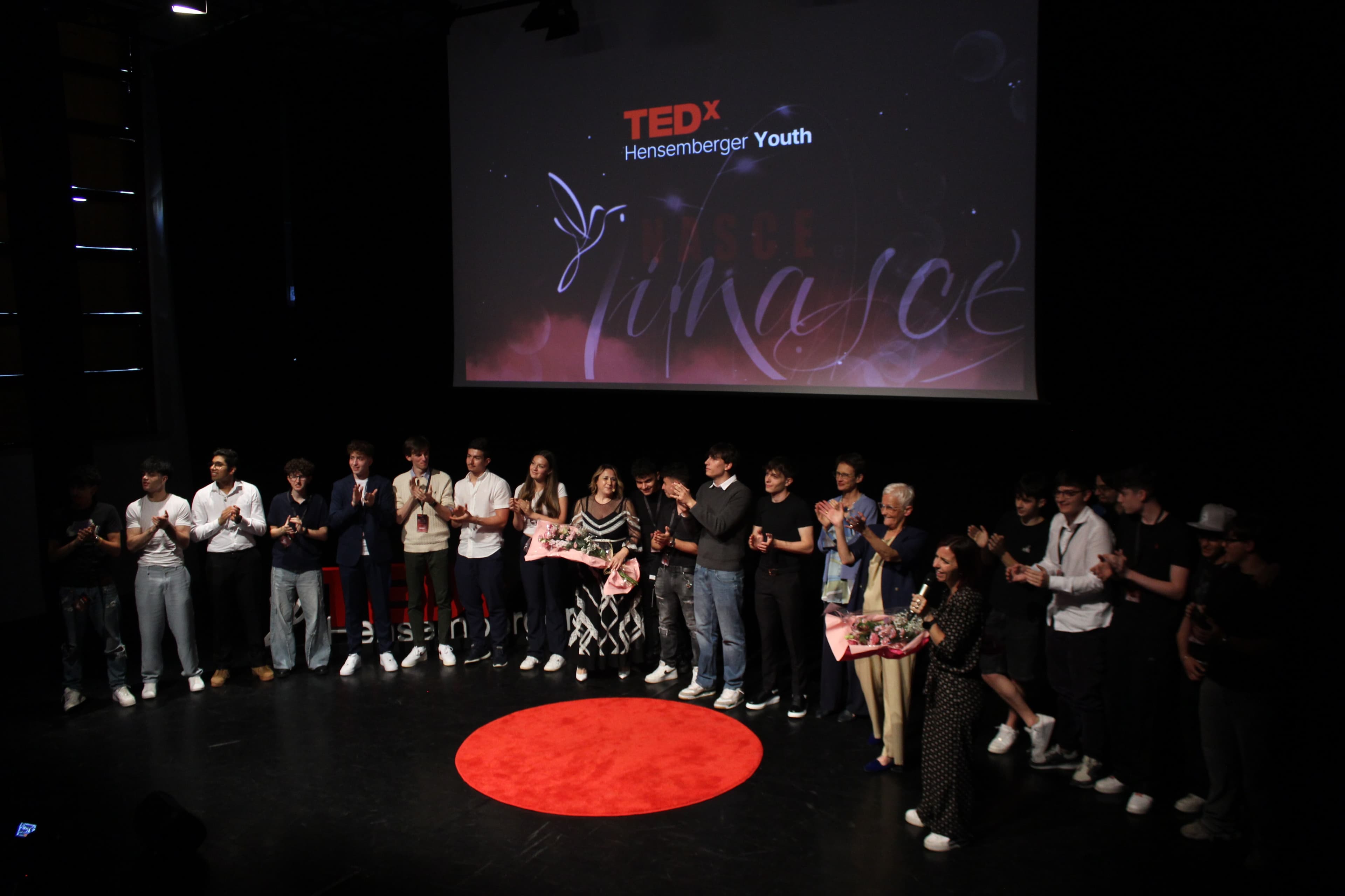 Il gruppo TEDx Hensemberger Youth sul palco a fine evento